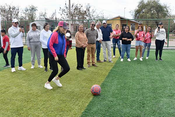 Entrega Tania Cancha De Futbol En La Florida La Prensa De Coahuila