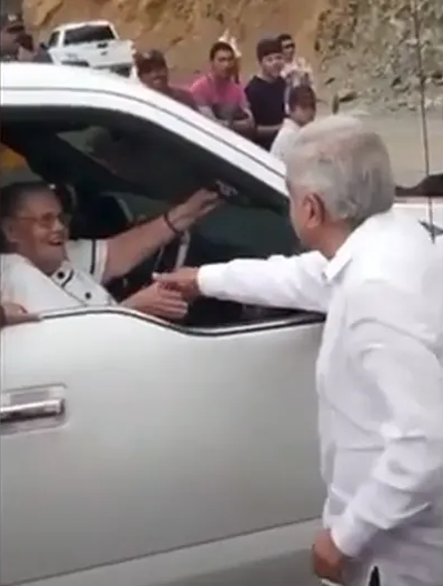 Respeto a la familia dice AMLO tras muerte de Consuelo Loera mamá