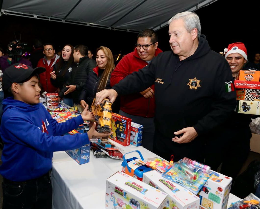 Familias De Saltillo Disfrutan El Desfile Navide O De La Comisar A De