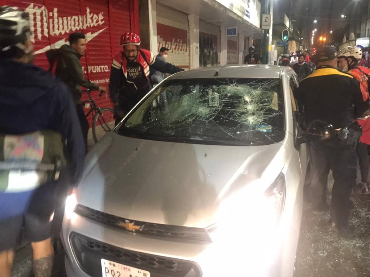 Así destrozan ciclistas automóvil en el Centro Histórico