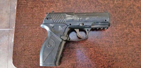 Amenaza a elementos con pistola de juguete