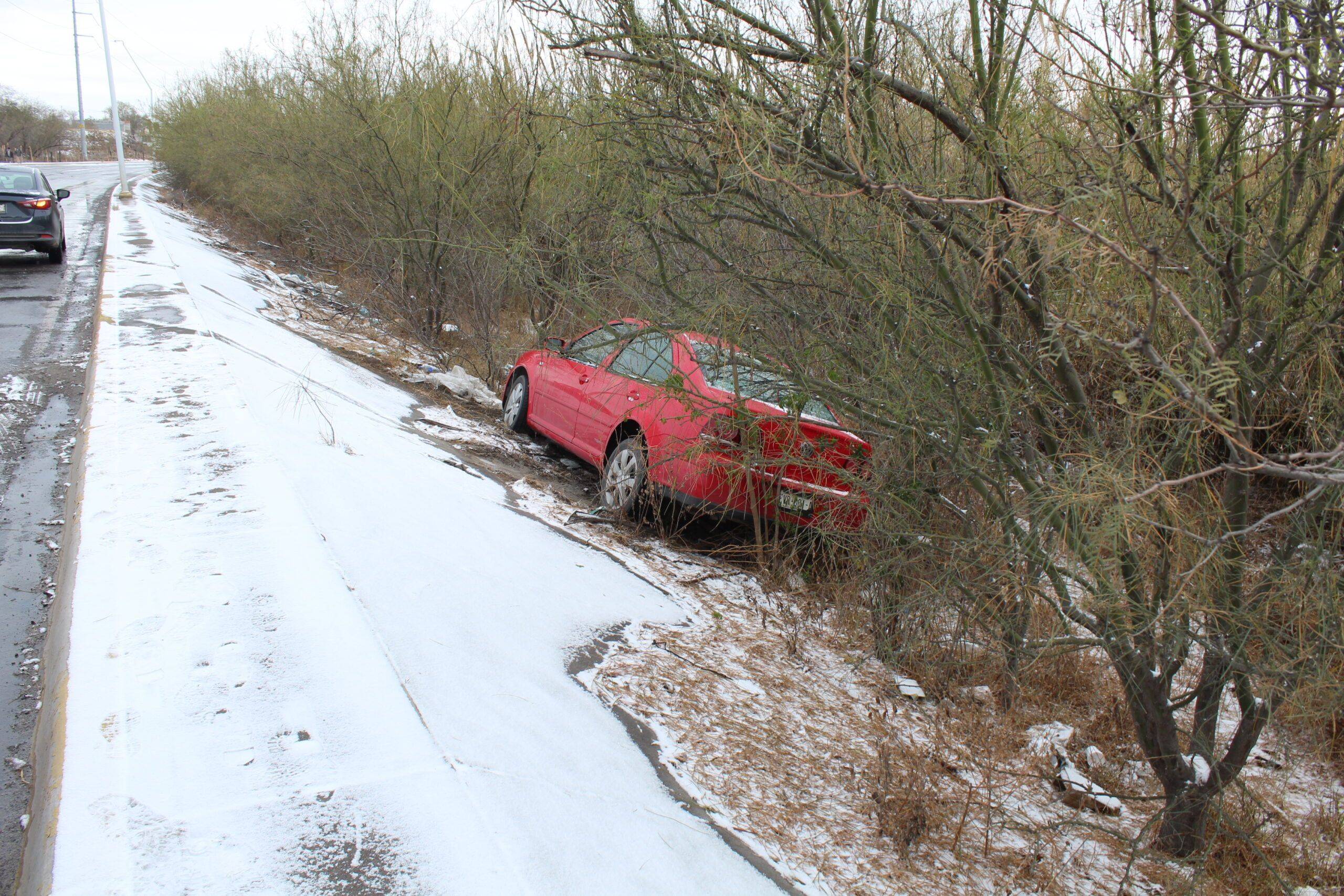 Hielo lo saca del camino