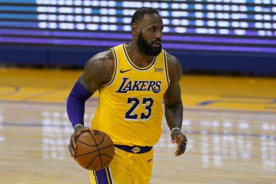 LeBron James compra una parte de los Medias Rojas de Boston