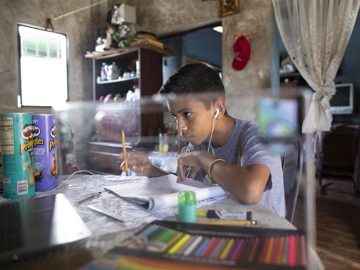 Niño vende dibujos para que su mamá no salga y no se enferme de covid