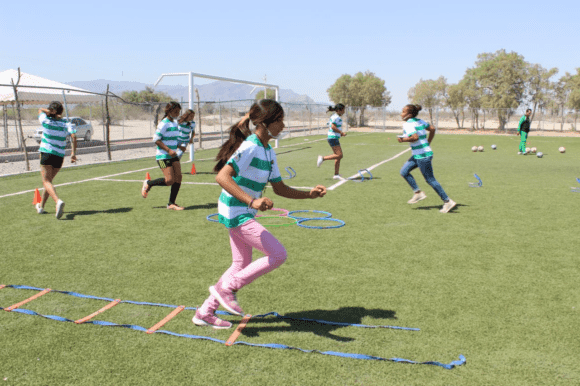 LLEGAN LAS ‘CLÍNICAS GUERRERAS’ A VIESCA: PRONNIF PROMUEVE LA ACTIVACIÓN FÍSICA JUNTO AL CLUB SANTOS