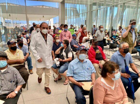 COLABORA SALUD COAHUILA CON AMBULANCIAS ESPECIALIZADAS Y MEDICAMENTOS EN CENTROS DE APLICACIÓN DE VACUNAS COVID