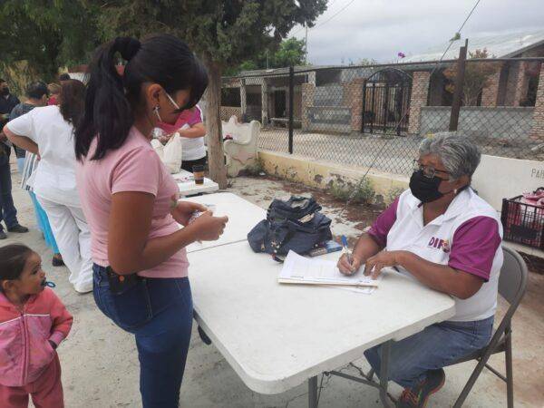 Benefician a colonos las brigadas del DIF
