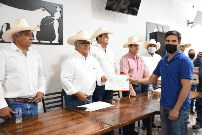 ENTREGA SDR COAHUILA SEMENTALES BOVINOS A GANADEROS DE LA CARBONÍFERA