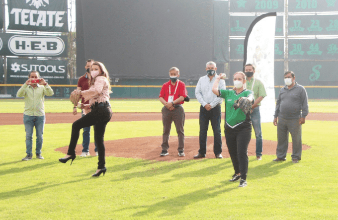 LANZA COAHUILA LA PRIMERA BOLA DEL BEISBOL DE LOS NACIONALES CONADE 2021