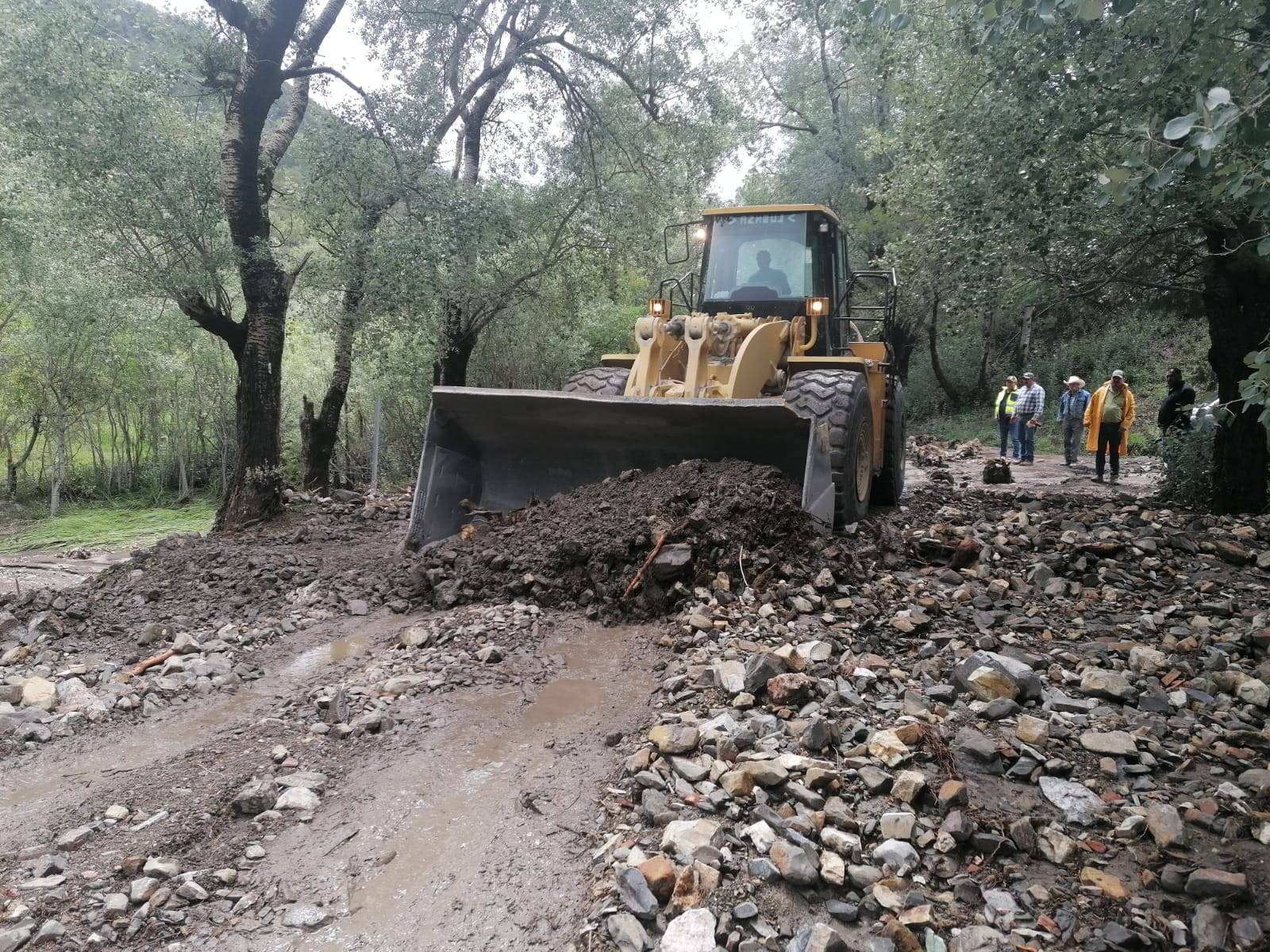 Avanza limpieza de carretera Lirios – San Rafael