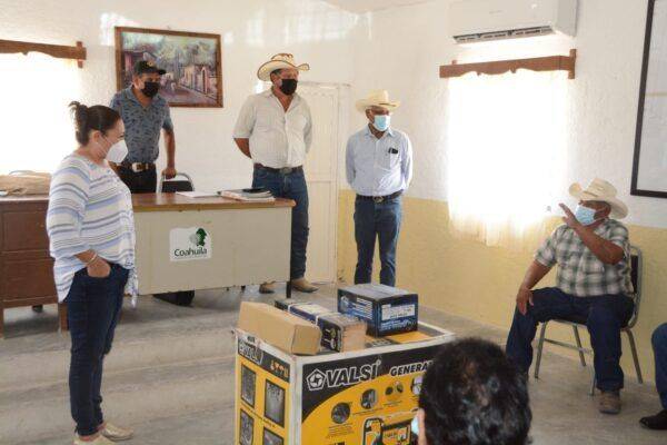Entrega Diana equipo para abastecer agua
