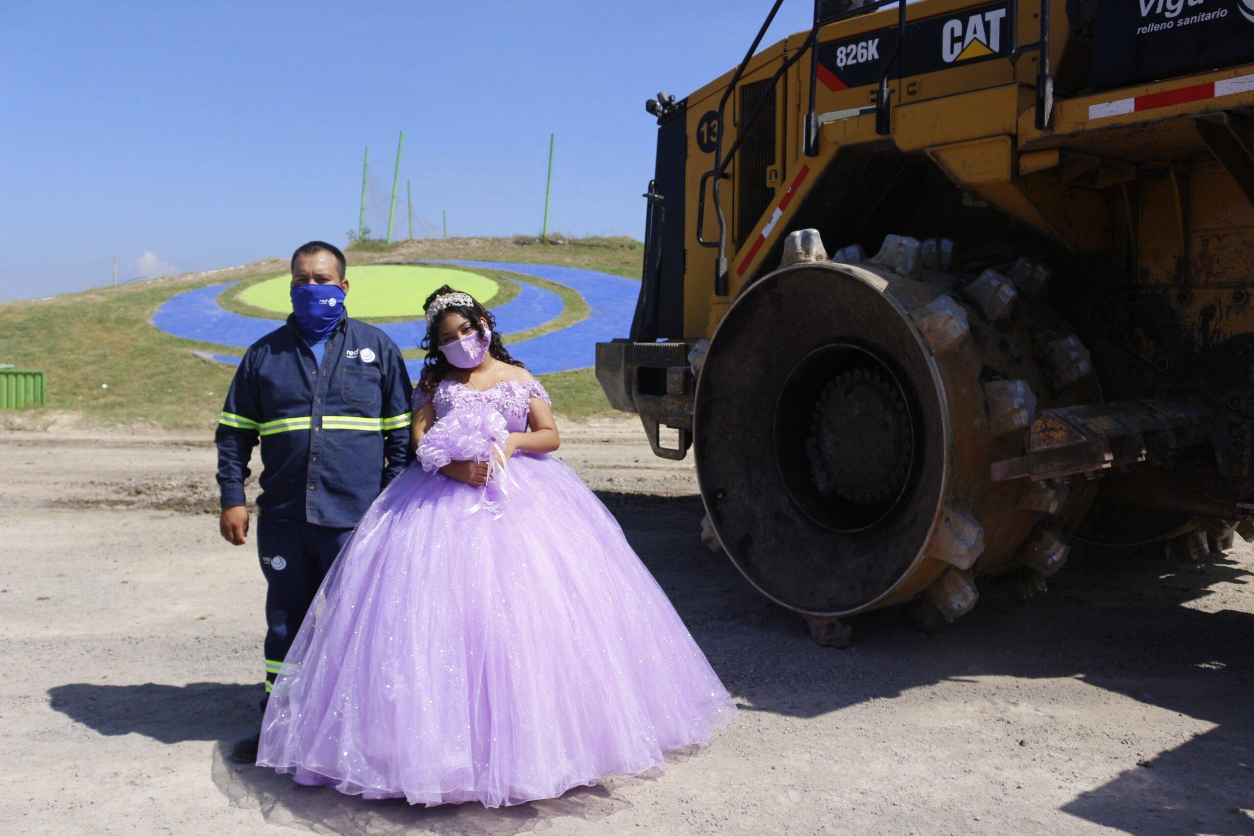 «A su lado»: Quinceañera sorprende a su papá en el trabajo; fue al basurero para tomarse fotos con él