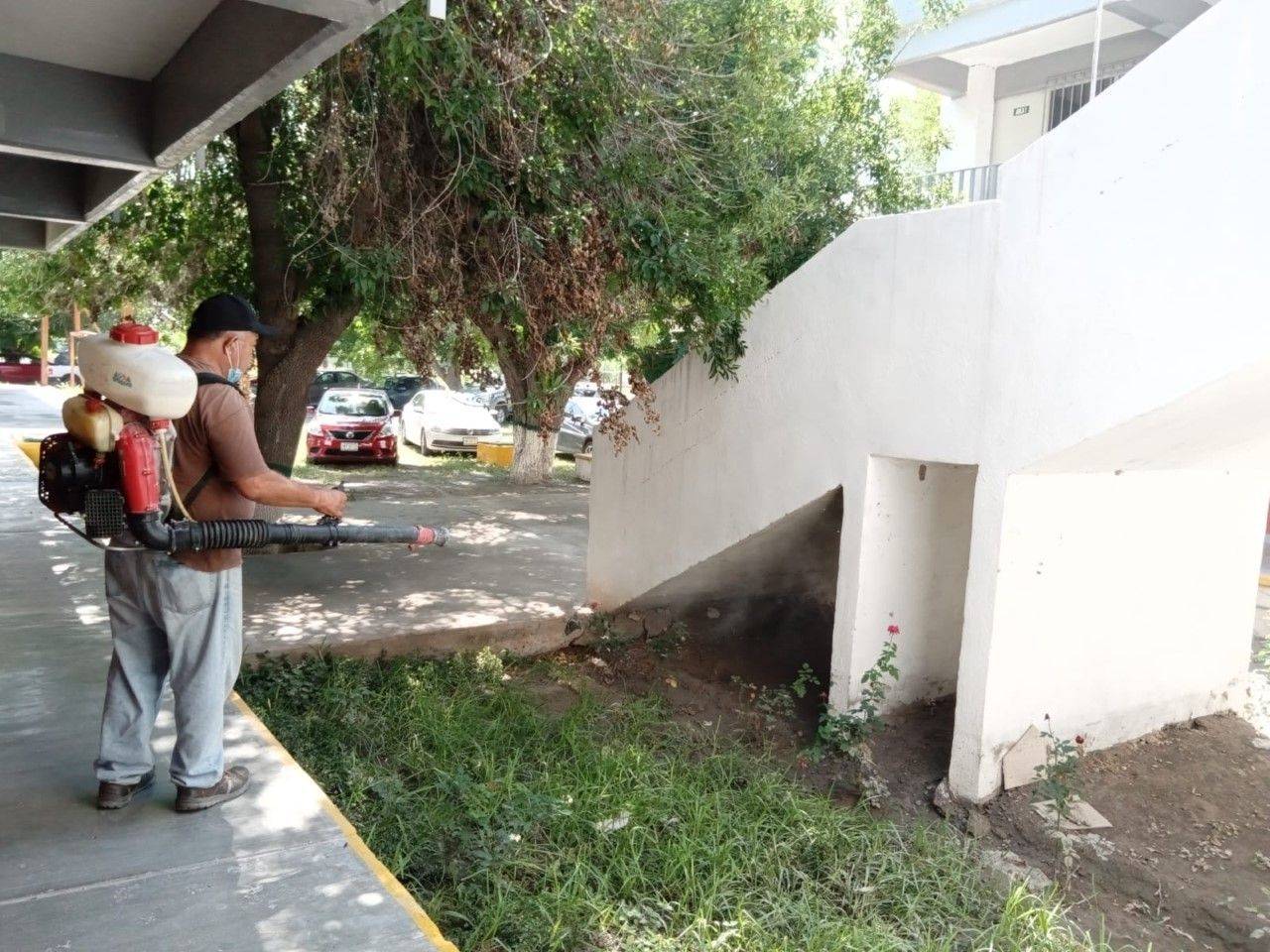Por regreso a clases fumigan las escuelas