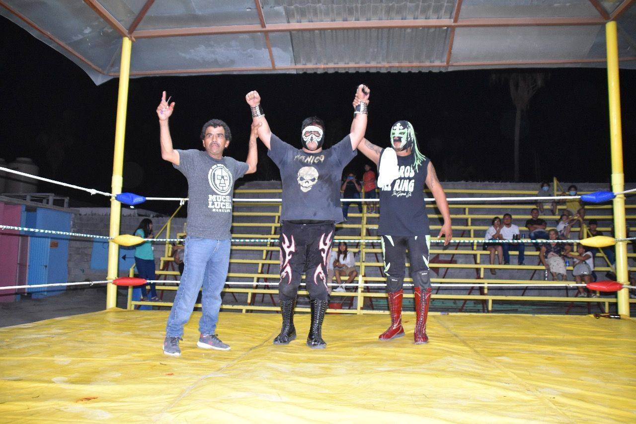 Pánico le gana la cabellera a Alex El Romano