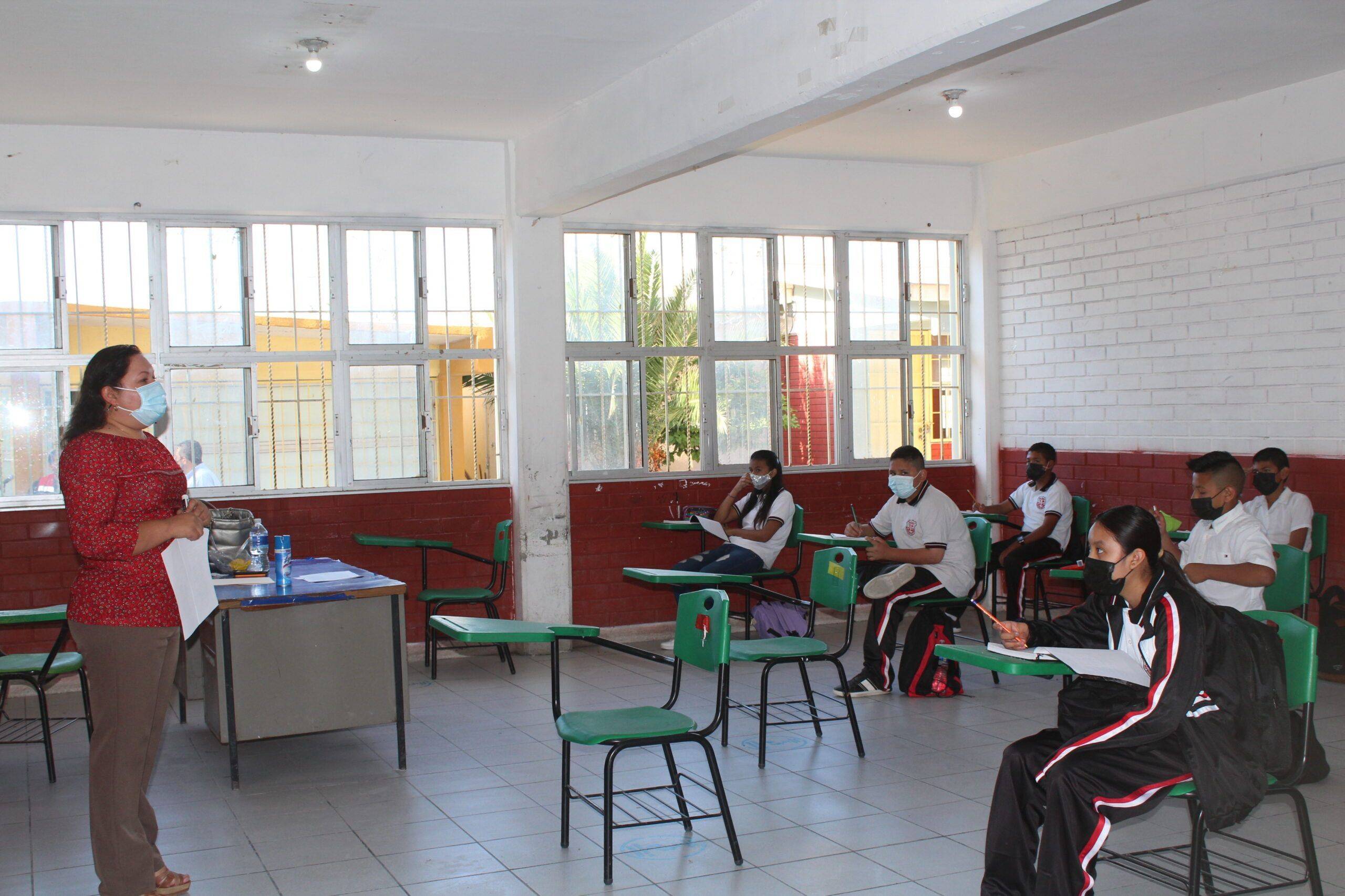 Vuelven niños a las aulas de RA