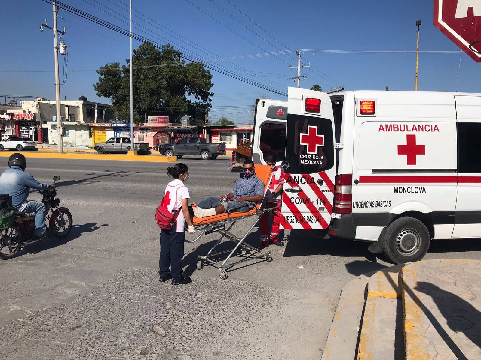 Embiste a motociclista y le ocasiona lesiones