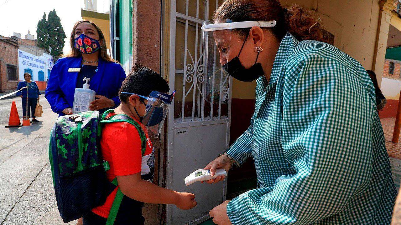 Tenemos que correr riesgos, dice AMLO sobre vuelta a clases