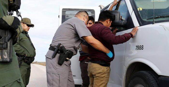 Activistas denuncian que migrantes detenidos en Texas pasan meses en prisión antes de comparecer ante un juez