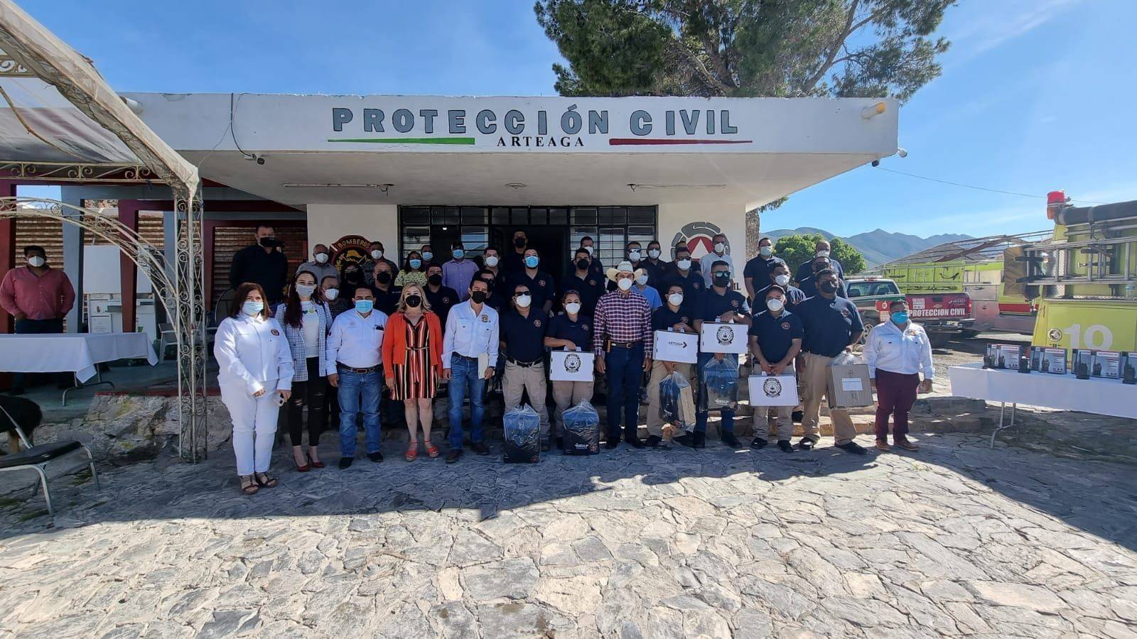 Equipan en Arteaga a cuerpo de Bomberos