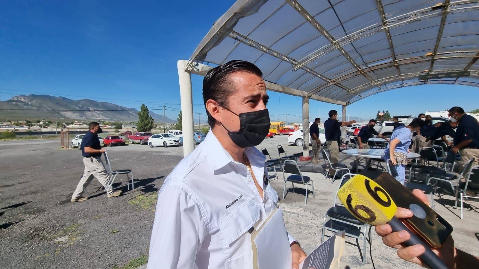 Beneficia patronato a bomberos con tarjeta