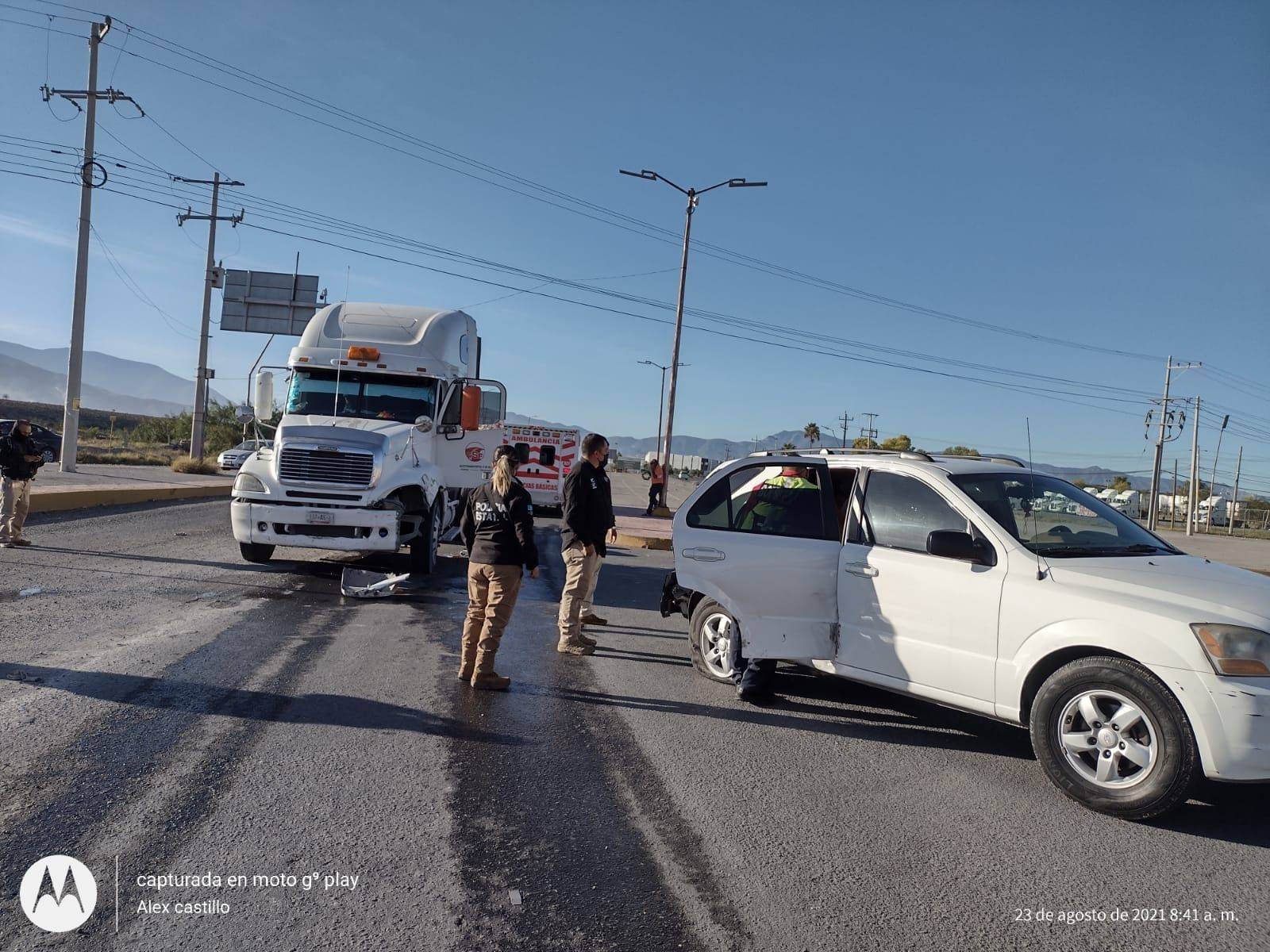 Tráiler sin frenos impacta a estatales