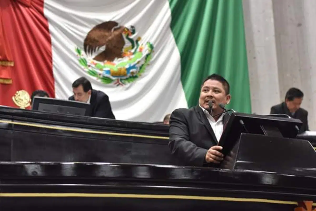 Diputado de MORENA propone invadir España e imponer a AMLO como monarca
