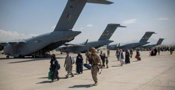 Reino Unido realiza el último vuelo con desalojados de Kabul; “no hemos olvidado a los que todavía necesitan irse”, dice embajador