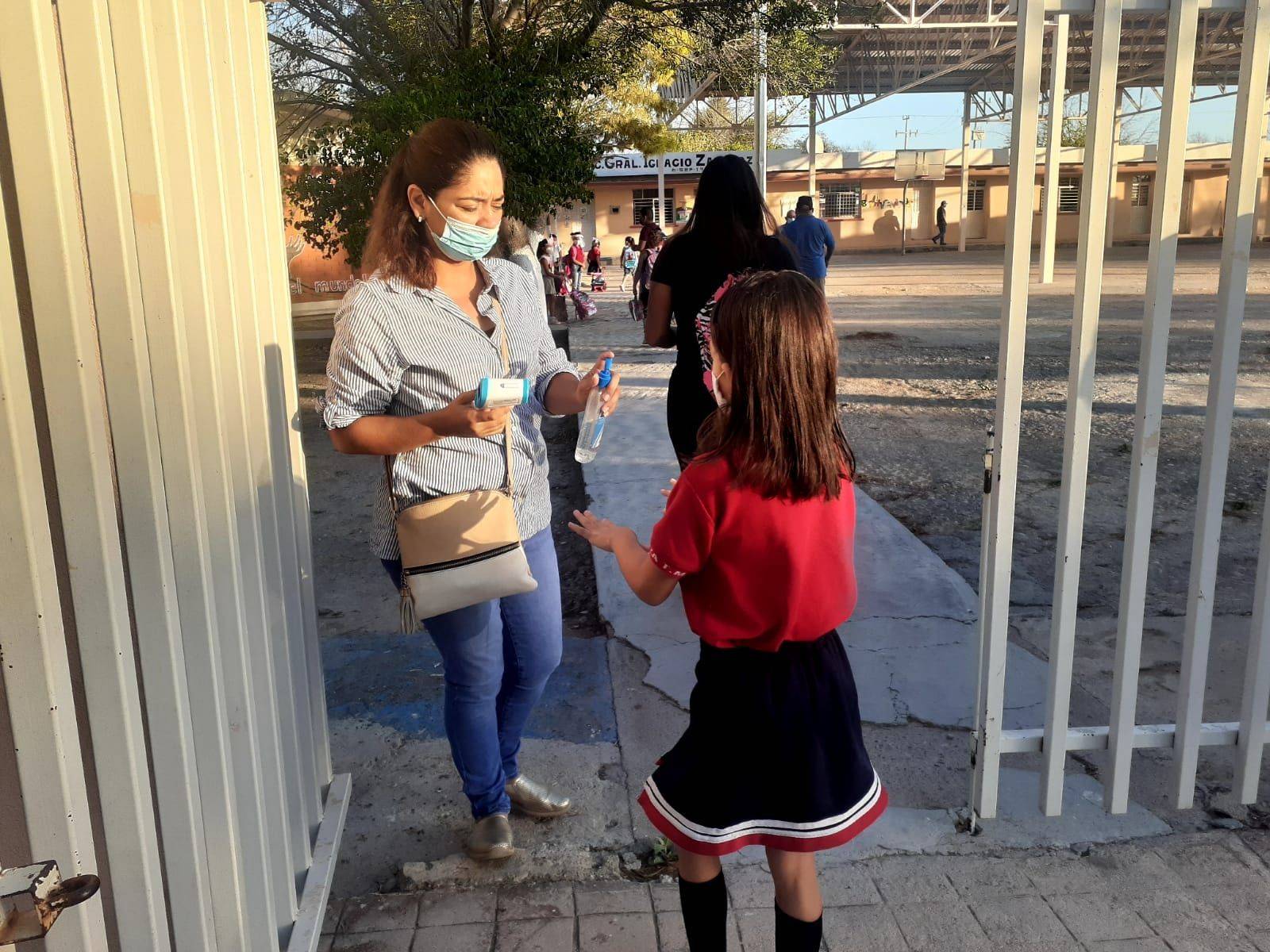 Retornan a escuela;  cumplen protocolos