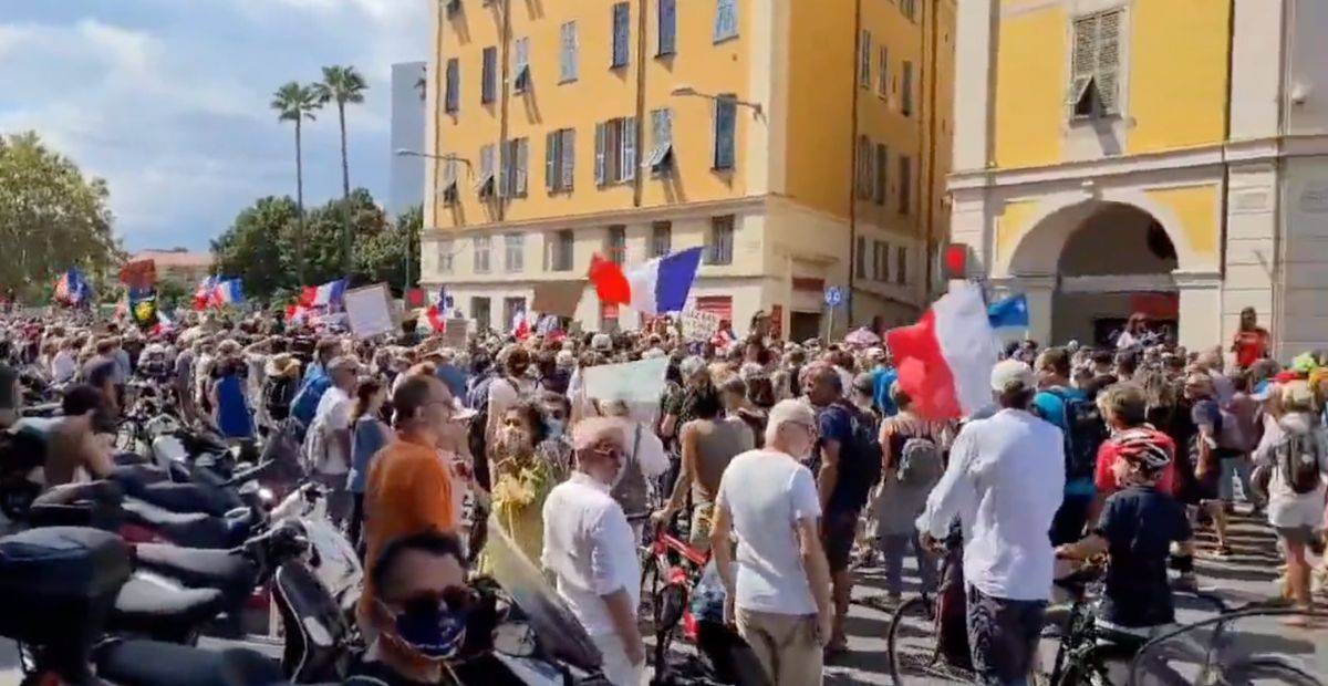 Miles protestan en Francia y Alemania contra el certificado sanitario y las restricciones por Covid-19