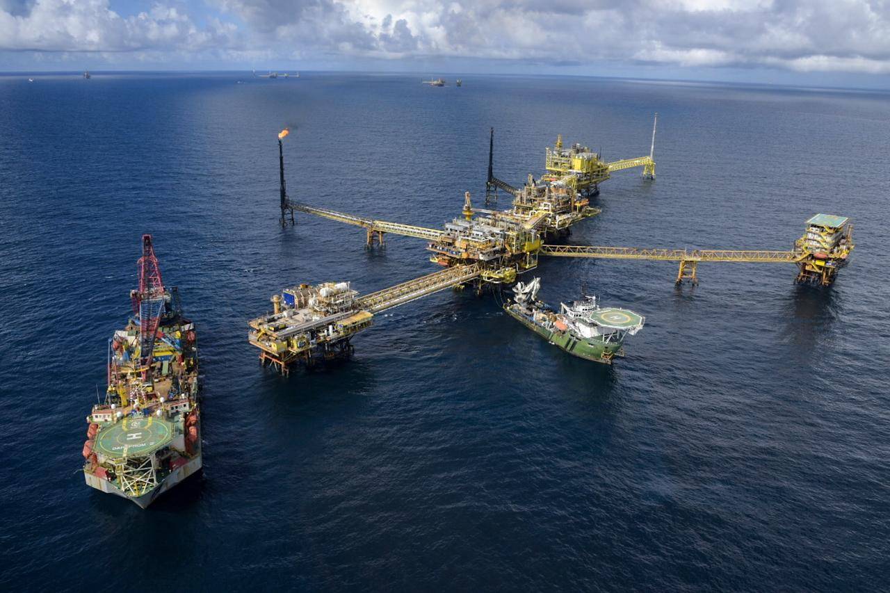 Pemex suspende producción en plataforma