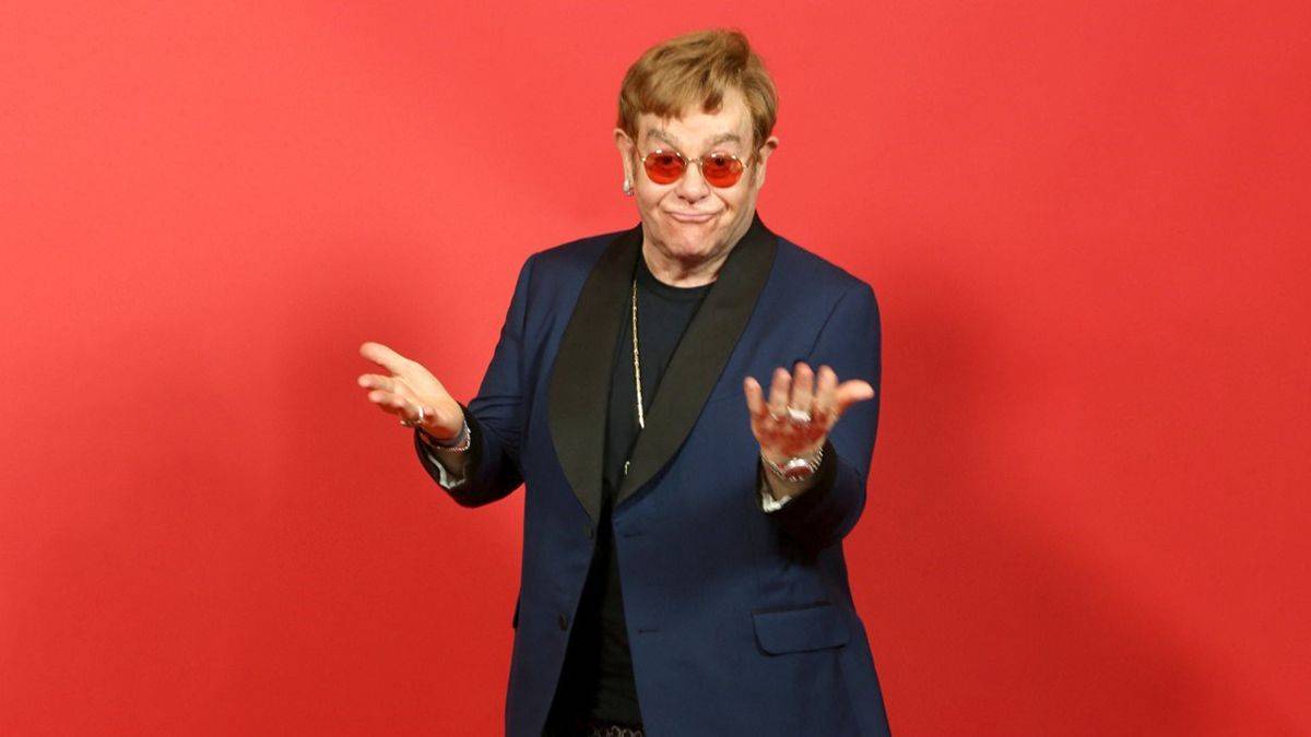 ¡Increíble! Elton John se avienta un “palomazo” en Cannes (VIDEO)