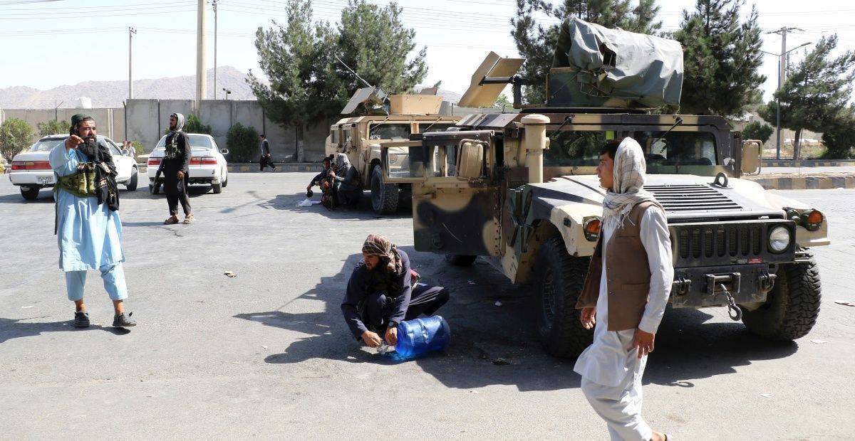 Talibanes refuerzan su presencia alrededor del aeropuerto de Kabul