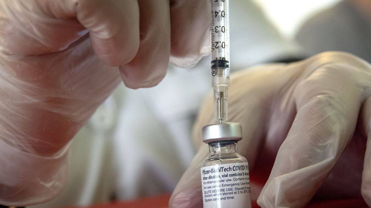 Pfizer ajustaría su vacuna para ser efectiva contra la nueva variante africana