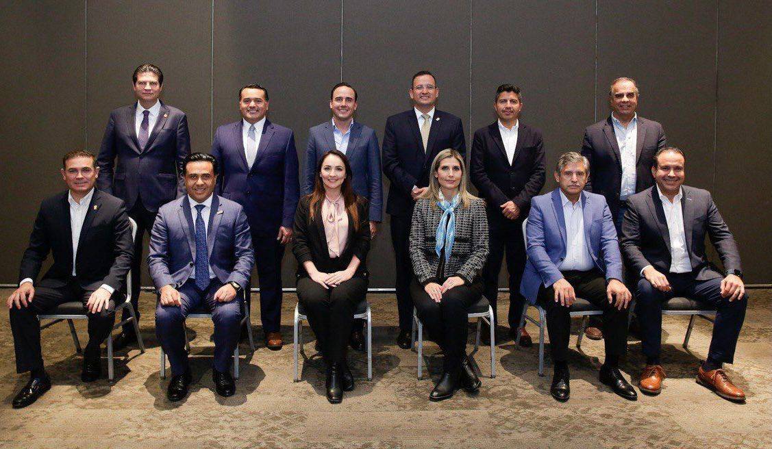 Se reúne Manolo Jiménez con alcaldes y alcaldesas de capitales del país