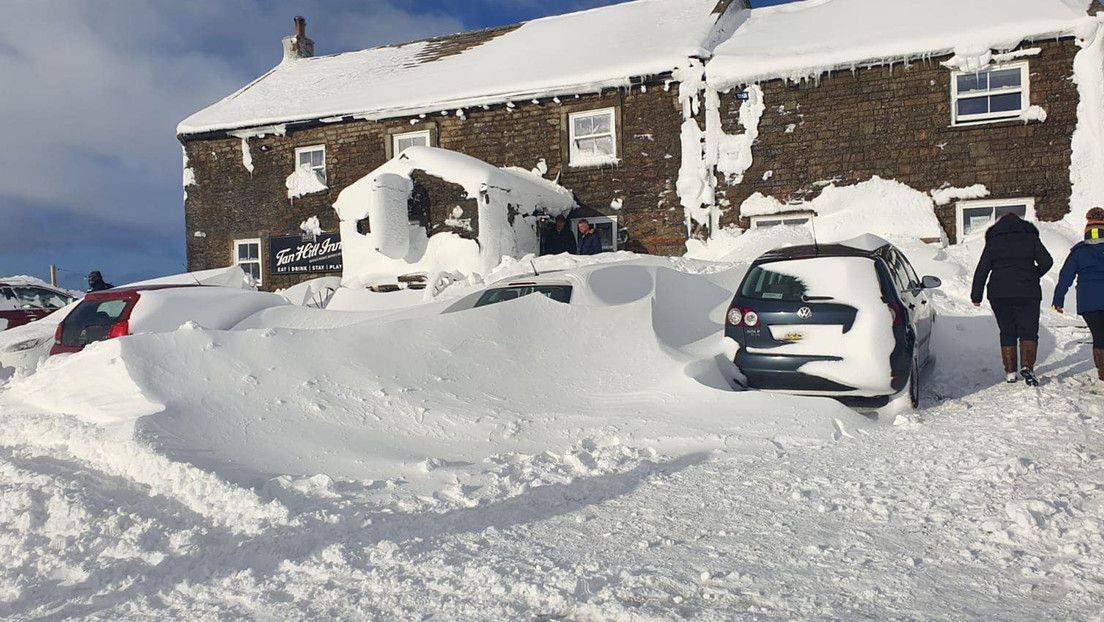 Decenas de clientes quedan atrapados durante tres días en un bar por una tormenta de nieve (y algunos no quieren marcharse)