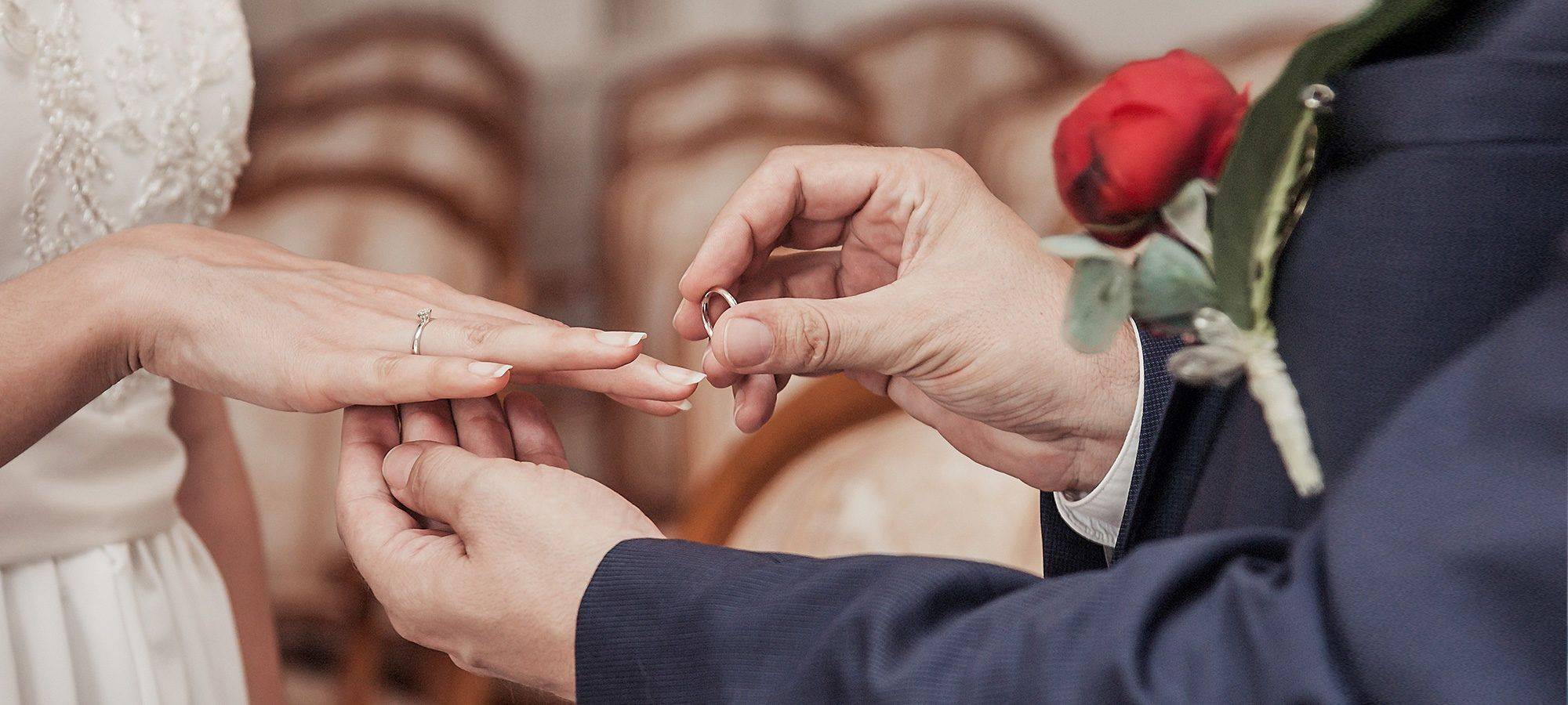 ¿Por qué están disminuyendo las grandes diferencias de edad en los matrimonios?