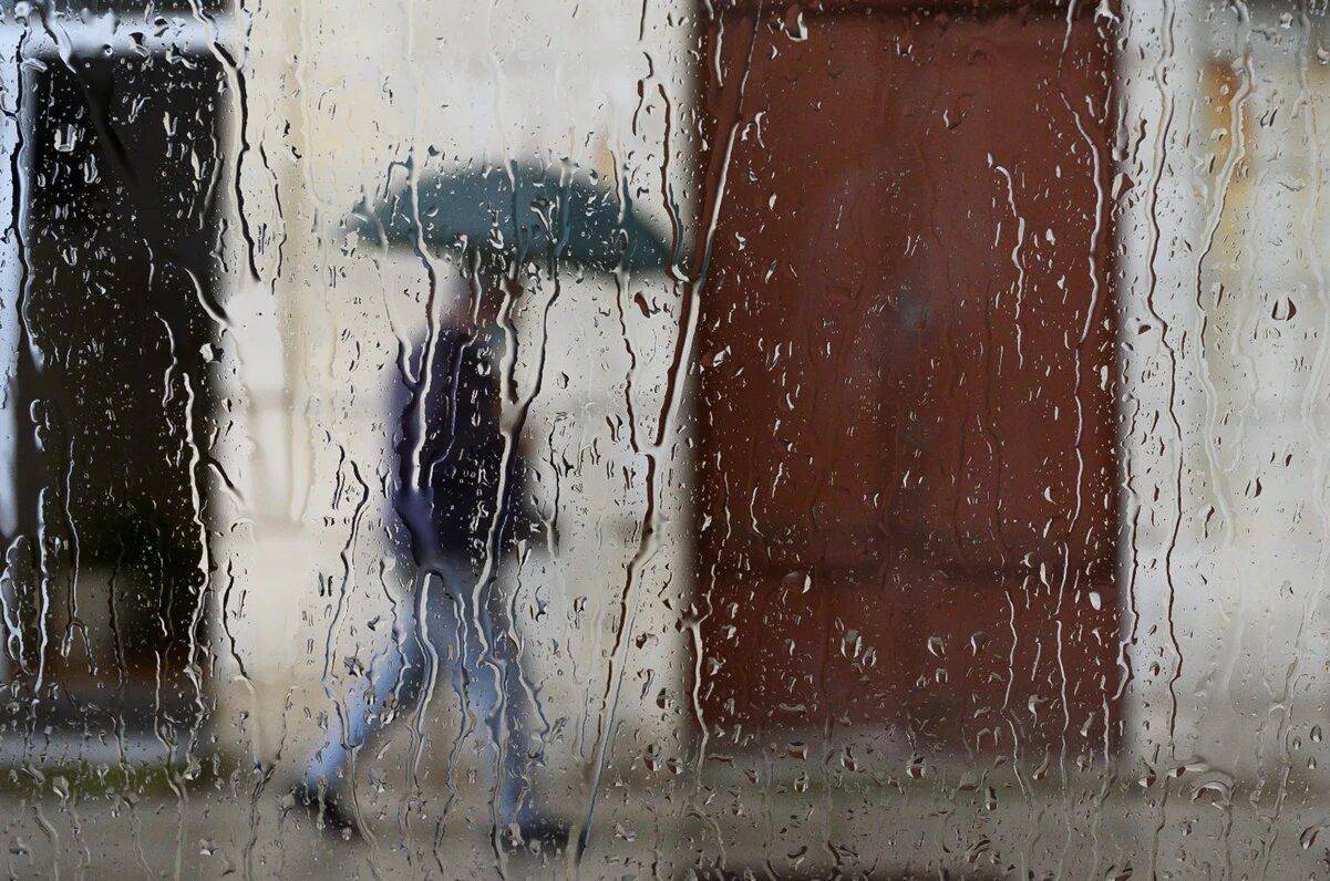 Estudio sugiere que la lluvia transporta microplásticos a la atmósfera