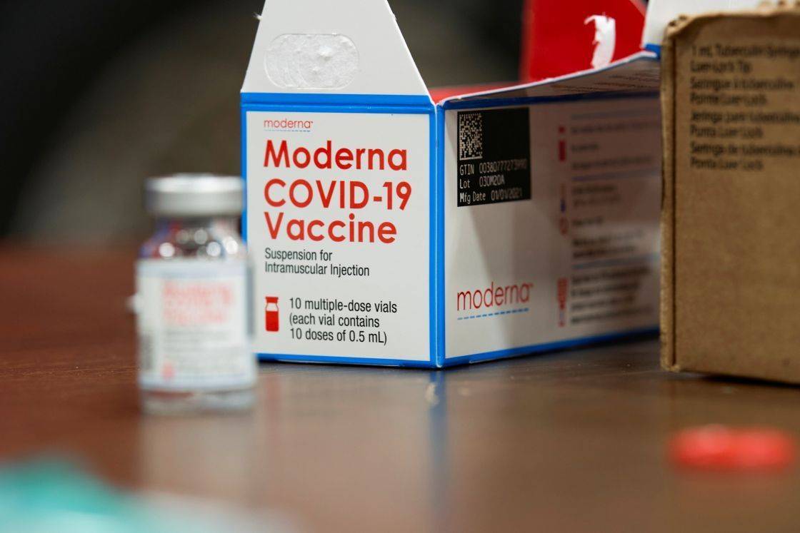 Ómicron: Moderna desarrollará dosis de refuerzo de la vacuna antiCovid para combatir la nueva variante