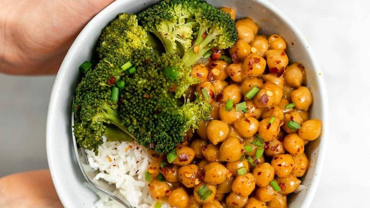 ¿Estás pensando en adoptar una dieta vegana? Esto es lo que debes saber primero
