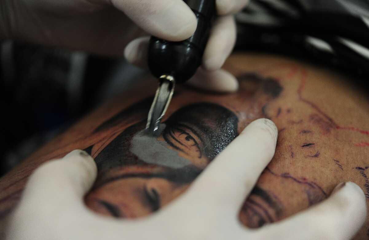 ¿Qué es más perjudicial para la salud, tapar un tatuaje o removerlo?
