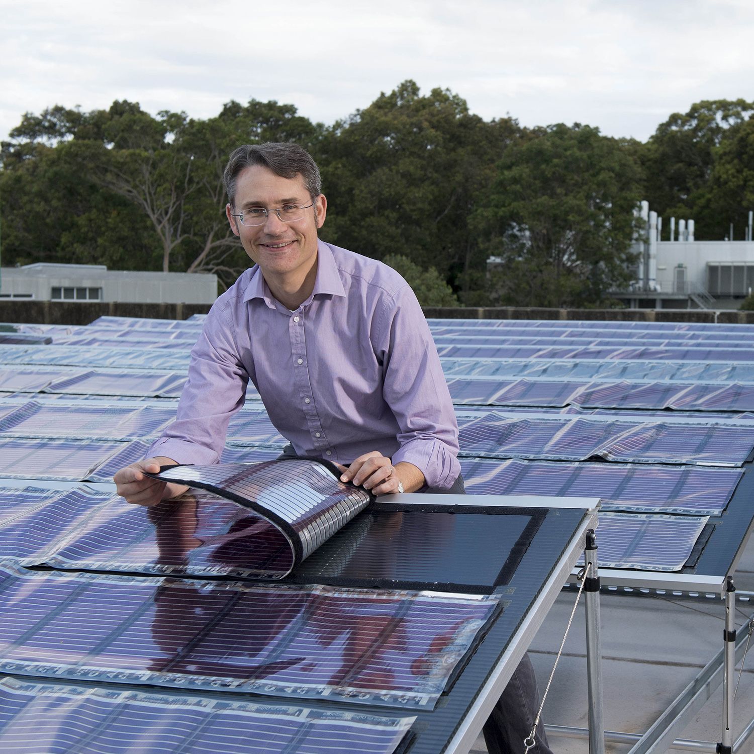Científicos australianos instalarán paneles solares impresos en un Tesla para un recorrido de 15.000 kilómetros