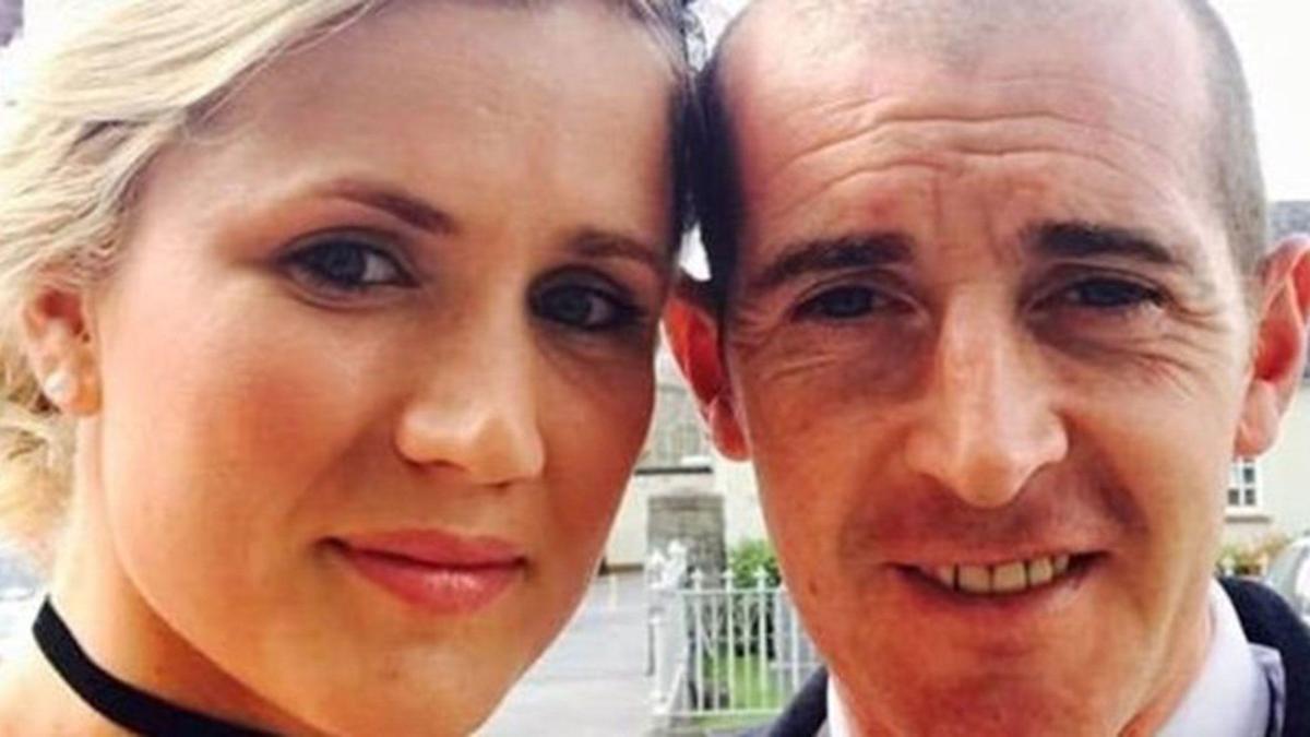 Mujer muere en su despedida de soltera; la entierran con su vestido de novia que añoraba