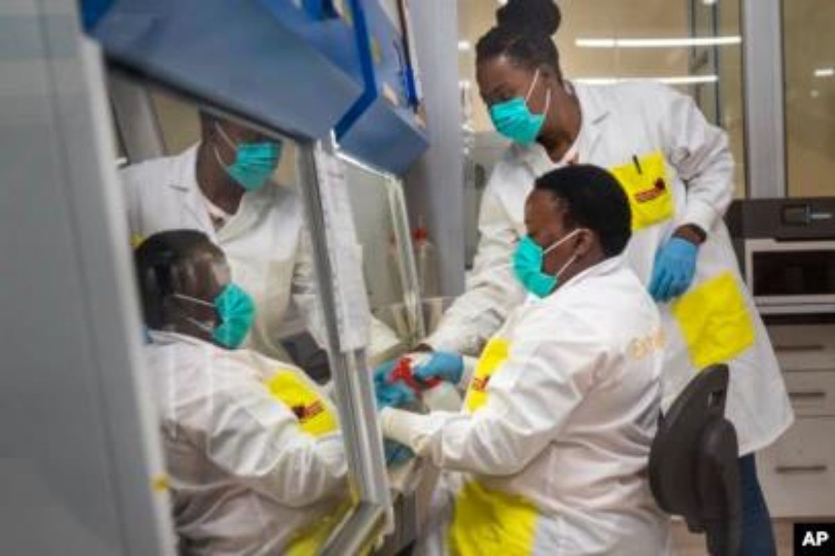 Subvariantes BA.4 y BA.5 de ómicron se extienden más rápido: científicos de Sudáfrica