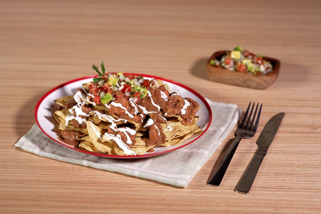 Cocina chilaquiles charros para el desayuno