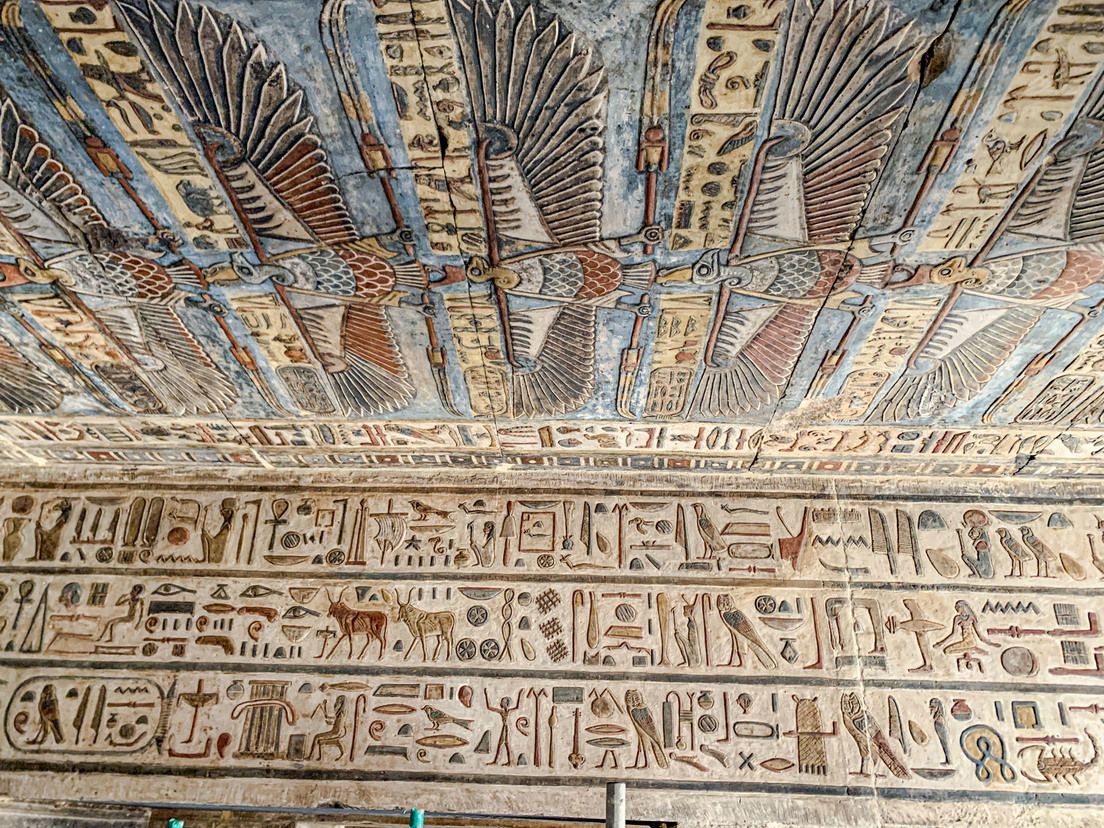 Descubren una serie de 46 «espectaculares» frescos de 2.000 años dedicados a dos diosas del Antiguo Egipto en el templo de Khnum