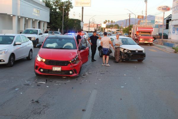 Ignora semáforo y provoca colisión