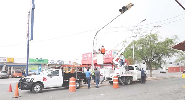 Dan en Saltillo mantenimiento a los semáforos