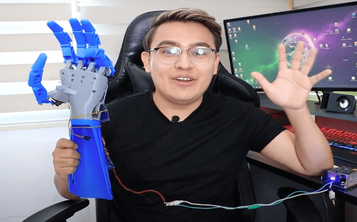 Joven utiliza la robótica para financiar prótesis médicas; le apodan el “Tony Stark mexicano”