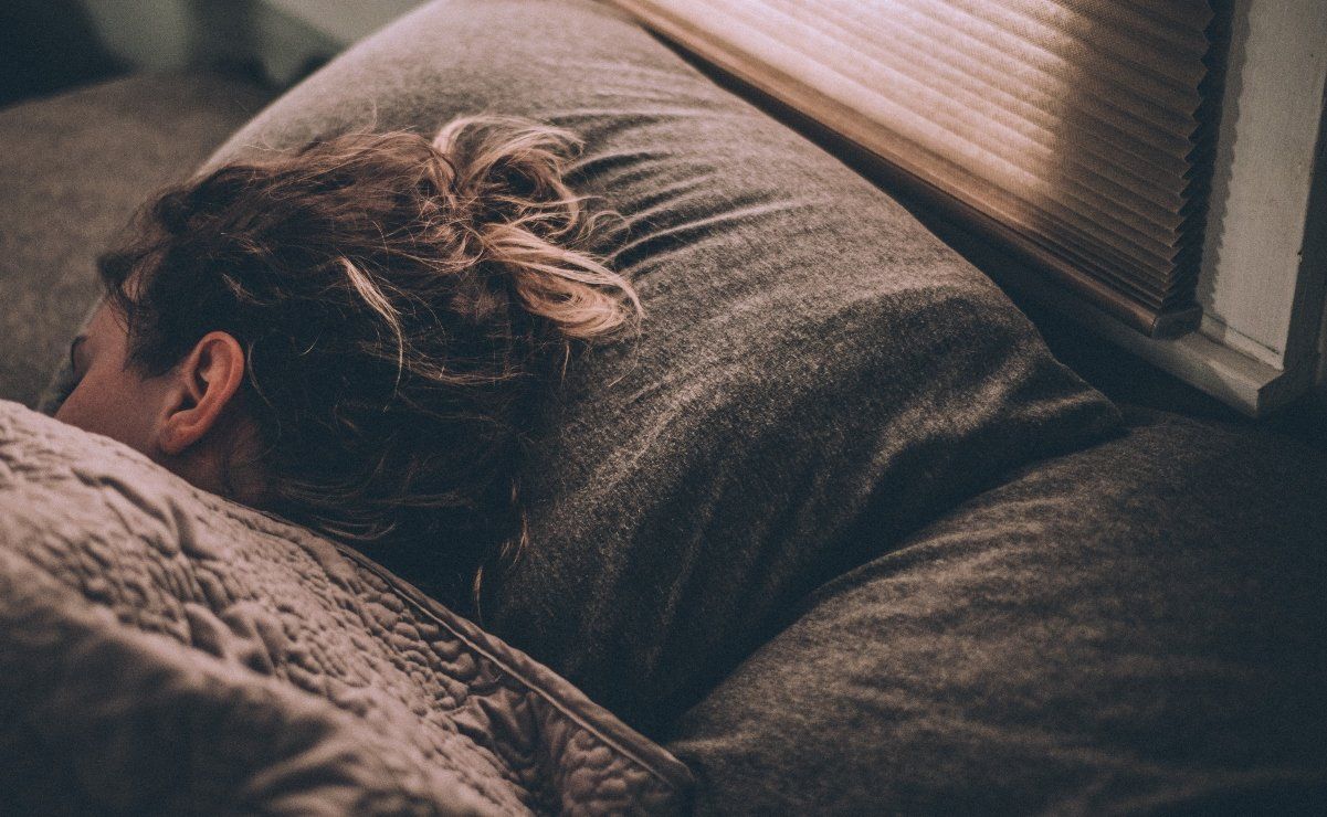 ¿Qué riesgos de salud puede causar dormir cerca del celular?