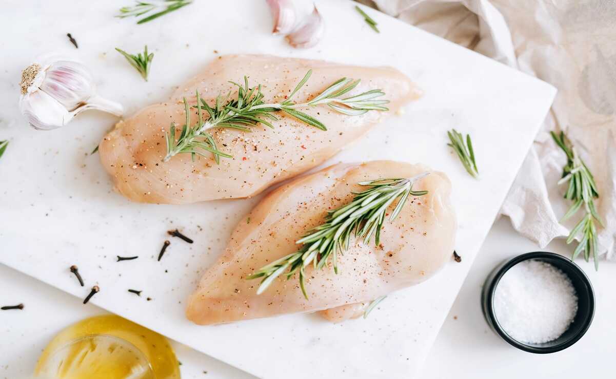 ¿Lavar o no el pollo crudo antes de cocinar?